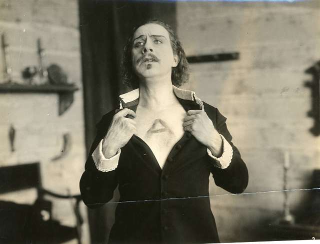 Alt: silent-film-actor-stuart-holmes-in-the-scarlet-letter-sayre