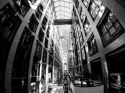 World Trade Centre Montreal by Jason Thibault. Flickr. CC BY 2.0.